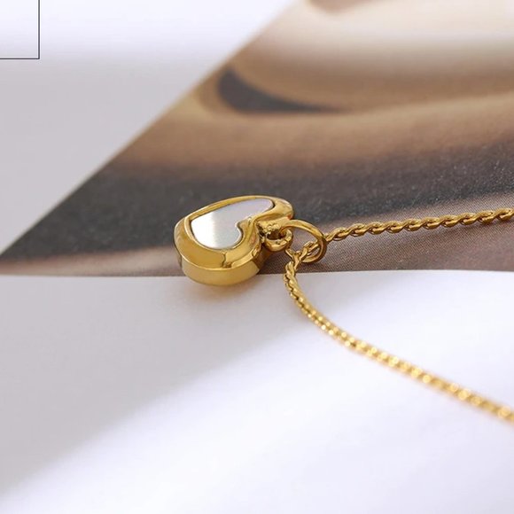 NEW 18K Gold Plated Mother of Pearl Shell Heart Necklace - Picture 6 of 6